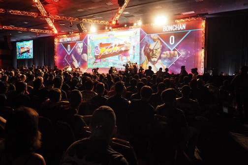 画像ギャラリー No.048のサムネイル画像 / ［EVO2014］「ウルIV」初の頂点は誰なのか。いよいよ最終局面を迎えた「Evolution 2014」最終日まとめ。「BBCP」「スマブラDX」部門決勝にも期待