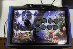 画像ギャラリー No.004のサムネイル画像 / ［EVO2014］日本勢の活躍に秋葉原が沸いた「Public Viewing for EVO2014 in Tokyo」レポート。Mad Catzの新作アケコン・TE2も初お披露目