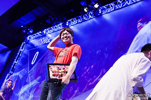 画像ギャラリー No.028のサムネイル画像 / ［EVO2015］ももち選手の「ウルIV」部門優勝をもって大会全日程が終了。「GGXrd」を小川選手が制し，「UMvC3」でも日本勢が善戦したEVO最終日まとめ
