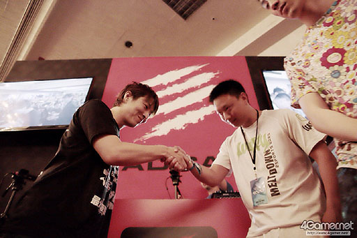 画像ギャラリー No.036のサムネイル画像 / ［EVO2015］ももち選手の「ウルIV」部門優勝をもって大会全日程が終了。「GGXrd」を小川選手が制し，「UMvC3」でも日本勢が善戦したEVO最終日まとめ