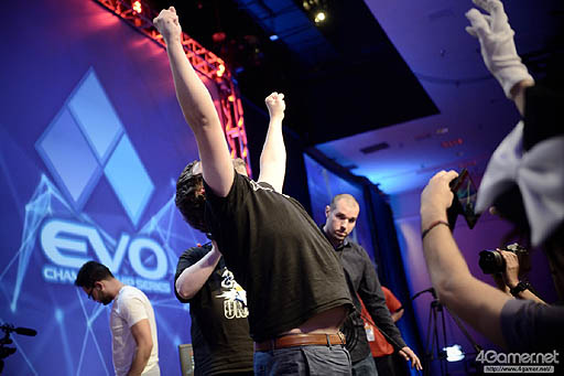 画像ギャラリー No.099のサムネイル画像 / ［EVO2015］ももち選手の「ウルIV」部門優勝をもって大会全日程が終了。「GGXrd」を小川選手が制し，「UMvC3」でも日本勢が善戦したEVO最終日まとめ