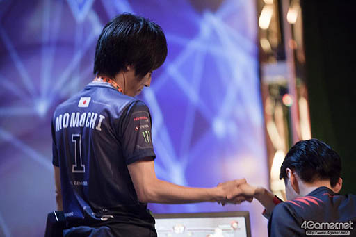 画像ギャラリー No.107のサムネイル画像 / ［EVO2015］ももち選手の「ウルIV」部門優勝をもって大会全日程が終了。「GGXrd」を小川選手が制し，「UMvC3」でも日本勢が善戦したEVO最終日まとめ