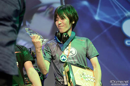 画像ギャラリー No.135のサムネイル画像 / ［EVO2015］ももち選手の「ウルIV」部門優勝をもって大会全日程が終了。「GGXrd」を小川選手が制し，「UMvC3」でも日本勢が善戦したEVO最終日まとめ
