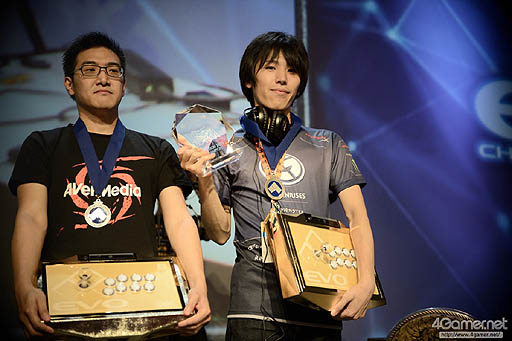 画像ギャラリー No.004のサムネイル画像 / 【速報】［EVO2015］「ウルトラストリートファイターIV」部門，優勝はももち選手。ふ〜ど選手以来，4年振りの日本人優勝