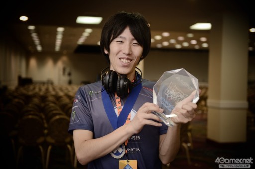 画像ギャラリー No.033のサムネイル画像 / ［EVO2015］激闘を制した選手達に聞く，その瞬間。「鉄拳7」ノビ選手，「GGXrd」小川選手，「ウルIV」ももち選手――EVO2015勝利者インタビュー