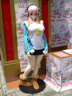 画像ギャラリー No.006のサムネイル画像 / 等身大そに子もやってきた,「ソニプロ」発売記念イベントが秋葉原で開催。ゲーム購入者へのサプライズプレゼントも