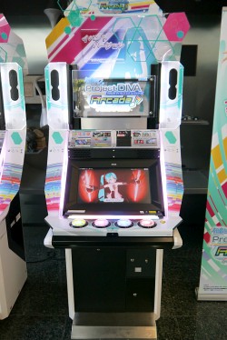 画像ギャラリー No.011のサムネイル画像 / 新基板に対応した「初音ミク Project DIVA Arcade Future Tone」がプレイアブル出展。「GUILTY GEAR Xrd -SIGN-」もプレイできた「SEGA PRIVATE SHOW 2013」レポート