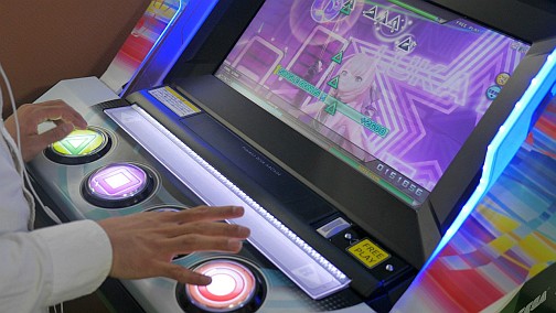 画像ギャラリー No.023のサムネイル画像 / 新基板＆新デバイス搭載で，天使のミクさんがさらに美しく。11月下旬稼働開始の「初音ミク Project DIVA Arcade Future Tone」を一足早く遊んできた