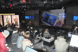 画像ギャラリー No.019のサムネイル画像 / 横山プロデューサーと阪本ディレクターが開発秘話を明かした「PlayStation 4 発売記念！『龍が如く 維新！』プレミアムトークショー」をレポート