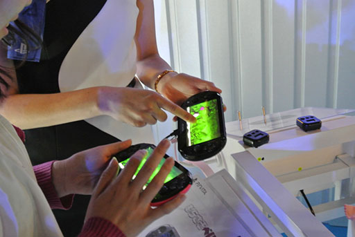 画像ギャラリー No.003のサムネイル画像 / ［TGS 2014］PS Vitaのタッチ操作だけで遊べる「むらさきべいびー」プレイレポート。キモくてカワイイ“べいびー”の手を引いてあげよう