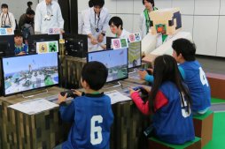 画像ギャラリー No.012のサムネイル画像 / 「Minecraft」の参加型イベント「1,000人でつくる！“夢の日本”プロジェクト ファイナル！」レポート。小学生達が創意工夫で作った建造物を披露