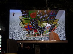 画像ギャラリー No.004のサムネイル画像 / 「みんなの『マインクラフト』ツリー2016」の点灯式をレポート。タレントの谷 花音さんがゲーム内で制作したクリスマスツリーをリアルで再現