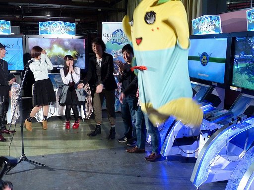 画像ギャラリー No.008のサムネイル画像 / 「ガンスリンガー ストラトス2」が稼働開始。オープニングセレモニーには,ふなっしーが応援に駆けつけたなっしー!