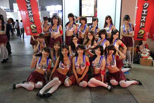 画像ギャラリー No.001のサムネイル画像 / ［TGS 2013］コンパニオンが多すぎる，芸者東京エンターテインメントのブースレポート。20人以上の女性に囲まれて脳ミソのトレーニングに励んでみた