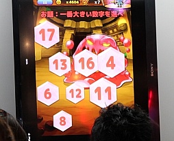 画像ギャラリー No.005のサムネイル画像 / ［TGS 2013］コンパニオンが多すぎる，芸者東京エンターテインメントのブースレポート。20人以上の女性に囲まれて脳ミソのトレーニングに励んでみた