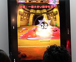 画像ギャラリー No.006のサムネイル画像 / ［TGS 2013］コンパニオンが多すぎる，芸者東京エンターテインメントのブースレポート。20人以上の女性に囲まれて脳ミソのトレーニングに励んでみた