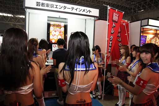 画像ギャラリー No.010のサムネイル画像 / ［TGS 2013］コンパニオンが多すぎる，芸者東京エンターテインメントのブースレポート。20人以上の女性に囲まれて脳ミソのトレーニングに励んでみた