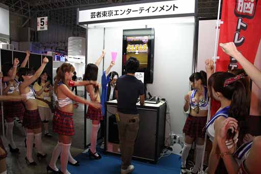 画像ギャラリー No.016のサムネイル画像 / ［TGS 2013］コンパニオンが多すぎる，芸者東京エンターテインメントのブースレポート。20人以上の女性に囲まれて脳ミソのトレーニングに励んでみた