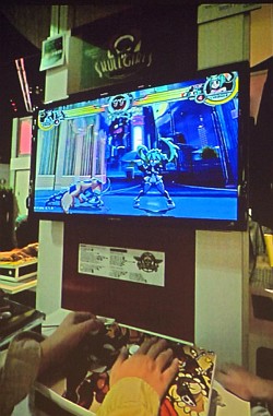画像ギャラリー No.015のサムネイル画像 / ［JAEPO2014］アメリカ生まれの同人格闘ゲームがついに日本のアーケードへ。「スカルガールズ アンコール」ステージの模様をレポート
