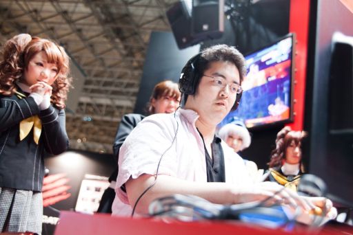画像ギャラリー No.011のサムネイル画像 / ［TGS 2014］Mad Catzブースで開催された「GUILTY GEAR Xrd -SIGN-」「P4U2」のエキシビションマッチフォトレポート