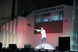 画像ギャラリー No.002のサムネイル画像 / ［TGS 2013］MIQさんが「哀 戦士」を熱唱。シリーズ最新作の正式始動も発表された「機動戦士ガンダム EXTREME VS. FULL BOOST」ライブステージ