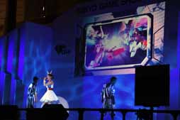 画像ギャラリー No.003のサムネイル画像 / ［TGS 2013］MIQさんが「哀 戦士」を熱唱。シリーズ最新作の正式始動も発表された「機動戦士ガンダム EXTREME VS. FULL BOOST」ライブステージ
