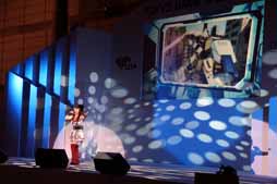 画像ギャラリー No.008のサムネイル画像 / ［TGS 2013］MIQさんが「哀 戦士」を熱唱。シリーズ最新作の正式始動も発表された「機動戦士ガンダム EXTREME VS. FULL BOOST」ライブステージ