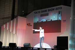 画像ギャラリー No.009のサムネイル画像 / ［TGS 2013］MIQさんが「哀 戦士」を熱唱。シリーズ最新作の正式始動も発表された「機動戦士ガンダム EXTREME VS. FULL BOOST」ライブステージ