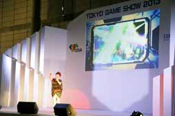 画像ギャラリー No.010のサムネイル画像 / ［TGS 2013］MIQさんが「哀 戦士」を熱唱。シリーズ最新作の正式始動も発表された「機動戦士ガンダム EXTREME VS. FULL BOOST」ライブステージ