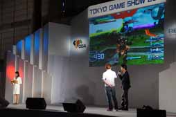 画像ギャラリー No.013のサムネイル画像 / ［TGS 2013］MIQさんが「哀 戦士」を熱唱。シリーズ最新作の正式始動も発表された「機動戦士ガンダム EXTREME VS. FULL BOOST」ライブステージ