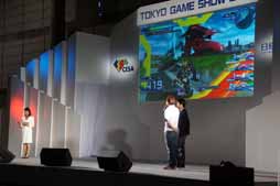 画像ギャラリー No.014のサムネイル画像 / ［TGS 2013］MIQさんが「哀 戦士」を熱唱。シリーズ最新作の正式始動も発表された「機動戦士ガンダム EXTREME VS. FULL BOOST」ライブステージ