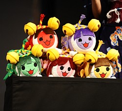 画像ギャラリー No.003のサムネイル画像 / ［TGS2013］「太鼓の達人 Wii U　ば〜じょん！」の詳細も明らかにされた，「太鼓の達人×ももいろクローバーZ コラボ紹介ステージ」の模様をレポート