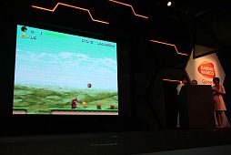 画像ギャラリー No.013のサムネイル画像 / ［TGS 2013］有野課長が自らデモプレイを披露。「ゲームセンターCX 3丁目の有野」のステージイベントをレポート