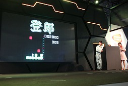 画像ギャラリー No.016のサムネイル画像 / ［TGS 2013］有野課長が自らデモプレイを披露。「ゲームセンターCX 3丁目の有野」のステージイベントをレポート