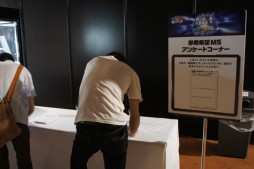 画像ギャラリー No.004のサムネイル画像 / 64チームが頂点を競う極限の戦い。「機動戦士ガンダムEXVS. MAXI BOOST」全国大会「PREMIUM DOGFIGHT 2015」決勝大会レポート
