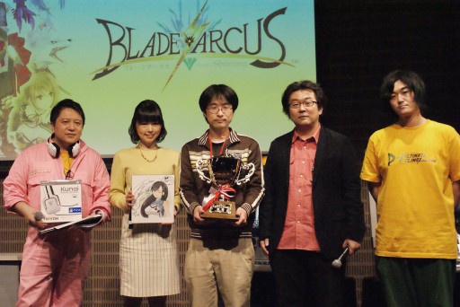 画像ギャラリー No.001のサムネイル画像 / セガ主催の格ゲーイベント「D-1 ULTIMATE CLIMAX BLADE」決勝大会フォトレポート。「ブレードアークス」「DOA5UA」「電撃FC」の頂点が決定
