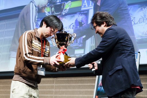 画像ギャラリー No.009のサムネイル画像 / セガ主催の格ゲーイベント「D-1 ULTIMATE CLIMAX BLADE」決勝大会フォトレポート。「ブレードアークス」「DOA5UA」「電撃FC」の頂点が決定