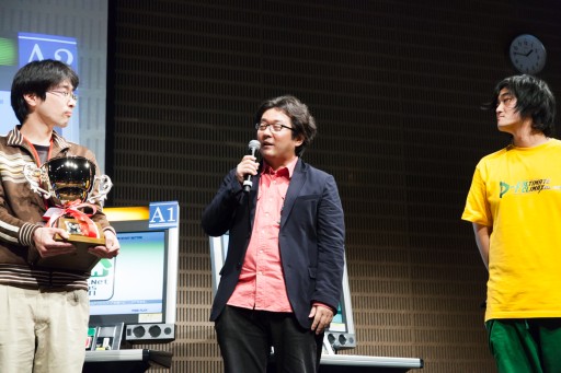 画像ギャラリー No.010のサムネイル画像 / セガ主催の格ゲーイベント「D-1 ULTIMATE CLIMAX BLADE」決勝大会フォトレポート。「ブレードアークス」「DOA5UA」「電撃FC」の頂点が決定
