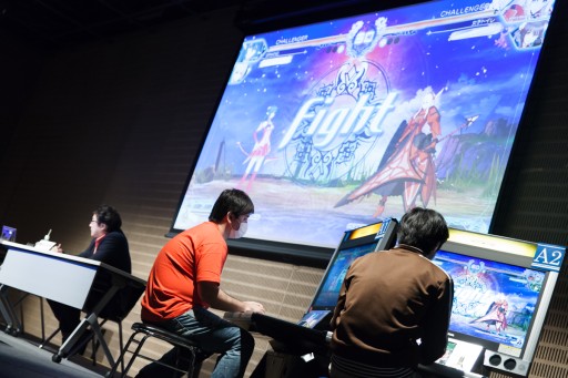 画像ギャラリー No.021のサムネイル画像 / セガ主催の格ゲーイベント「D-1 ULTIMATE CLIMAX BLADE」決勝大会フォトレポート。「ブレードアークス」「DOA5UA」「電撃FC」の頂点が決定