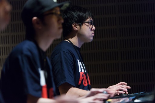 画像ギャラリー No.032のサムネイル画像 / セガ主催の格ゲーイベント「D-1 ULTIMATE CLIMAX BLADE」決勝大会フォトレポート。「ブレードアークス」「DOA5UA」「電撃FC」の頂点が決定