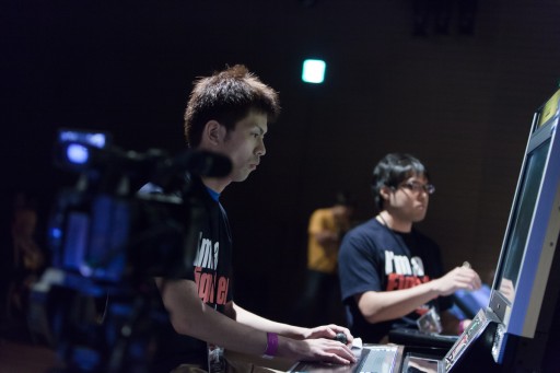 画像ギャラリー No.036のサムネイル画像 / セガ主催の格ゲーイベント「D-1 ULTIMATE CLIMAX BLADE」決勝大会フォトレポート。「ブレードアークス」「DOA5UA」「電撃FC」の頂点が決定