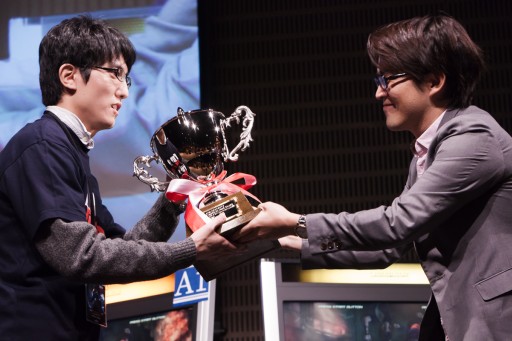 画像ギャラリー No.042のサムネイル画像 / セガ主催の格ゲーイベント「D-1 ULTIMATE CLIMAX BLADE」決勝大会フォトレポート。「ブレードアークス」「DOA5UA」「電撃FC」の頂点が決定