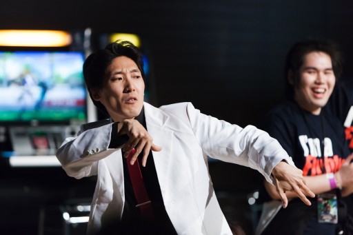 画像ギャラリー No.049のサムネイル画像 / セガ主催の格ゲーイベント「D-1 ULTIMATE CLIMAX BLADE」決勝大会フォトレポート。「ブレードアークス」「DOA5UA」「電撃FC」の頂点が決定