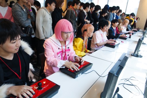 画像ギャラリー No.058のサムネイル画像 / セガ主催の格ゲーイベント「D-1 ULTIMATE CLIMAX BLADE」決勝大会フォトレポート。「ブレードアークス」「DOA5UA」「電撃FC」の頂点が決定