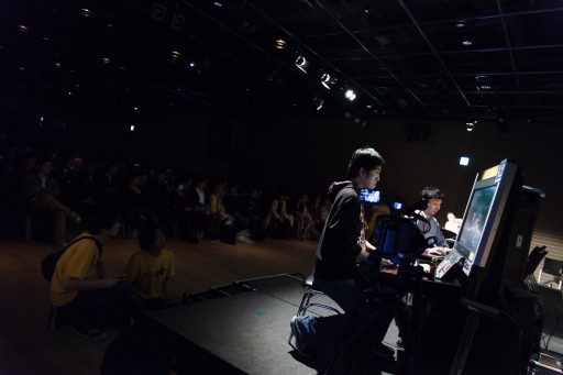 画像ギャラリー No.083のサムネイル画像 / セガ主催の格ゲーイベント「D-1 ULTIMATE CLIMAX BLADE」決勝大会フォトレポート。「ブレードアークス」「DOA5UA」「電撃FC」の頂点が決定