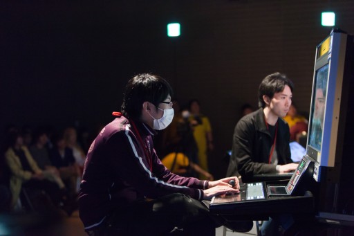 画像ギャラリー No.084のサムネイル画像 / セガ主催の格ゲーイベント「D-1 ULTIMATE CLIMAX BLADE」決勝大会フォトレポート。「ブレードアークス」「DOA5UA」「電撃FC」の頂点が決定
