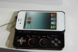 画像ギャラリー No.001のサムネイル画像 / ［TGS 2013］会場で見つけたiPhone用ゲームコントローラ「Bladepad」を紹介。スライド式で持ち運びラクチン，ボタンもなかなか本格派