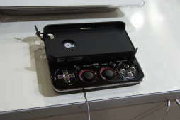 画像ギャラリー No.002のサムネイル画像 / ［TGS 2013］会場で見つけたiPhone用ゲームコントローラ「Bladepad」を紹介。スライド式で持ち運びラクチン，ボタンもなかなか本格派