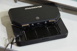 画像ギャラリー No.003のサムネイル画像 / ［TGS 2013］会場で見つけたiPhone用ゲームコントローラ「Bladepad」を紹介。スライド式で持ち運びラクチン，ボタンもなかなか本格派