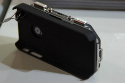 画像ギャラリー No.004のサムネイル画像 / ［TGS 2013］会場で見つけたiPhone用ゲームコントローラ「Bladepad」を紹介。スライド式で持ち運びラクチン，ボタンもなかなか本格派